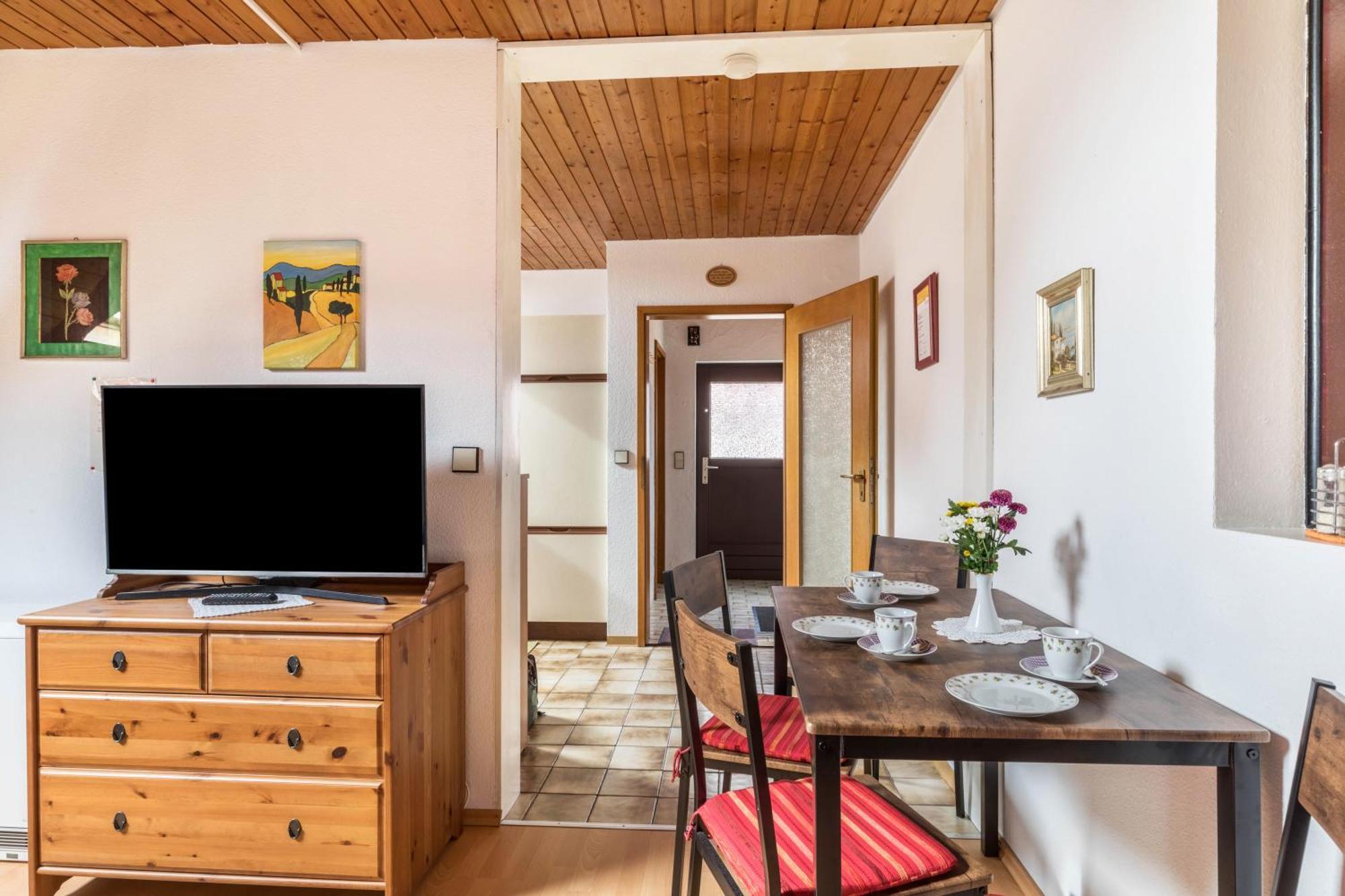 Apartmenthaus Ferienwohnungen Sila Weinstadt Bagian luar foto