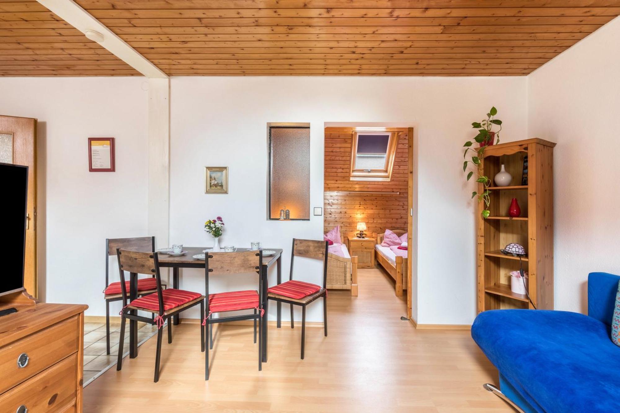 Apartmenthaus Ferienwohnungen Sila Weinstadt Bagian luar foto