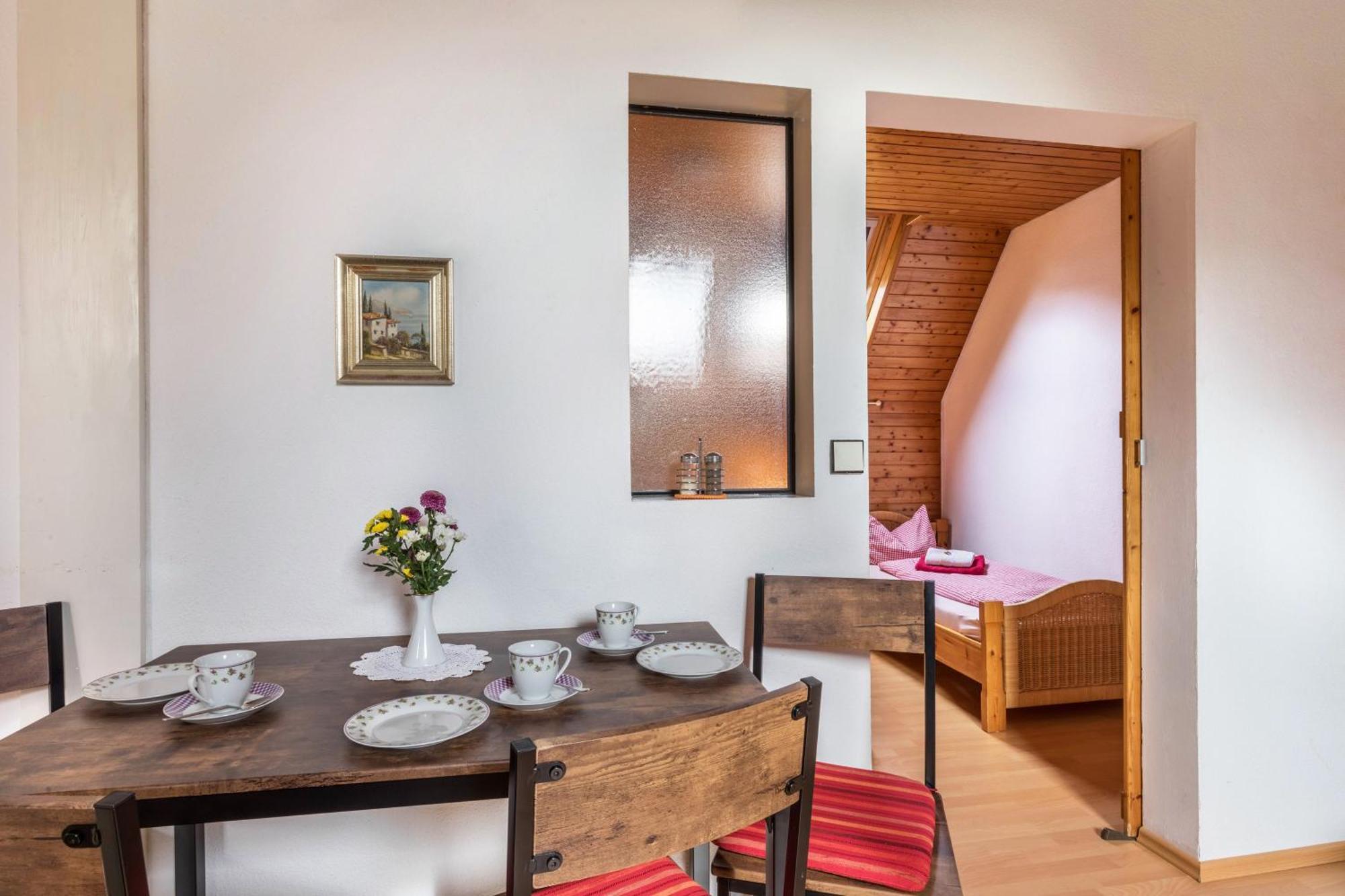 Apartmenthaus Ferienwohnungen Sila Weinstadt Bagian luar foto