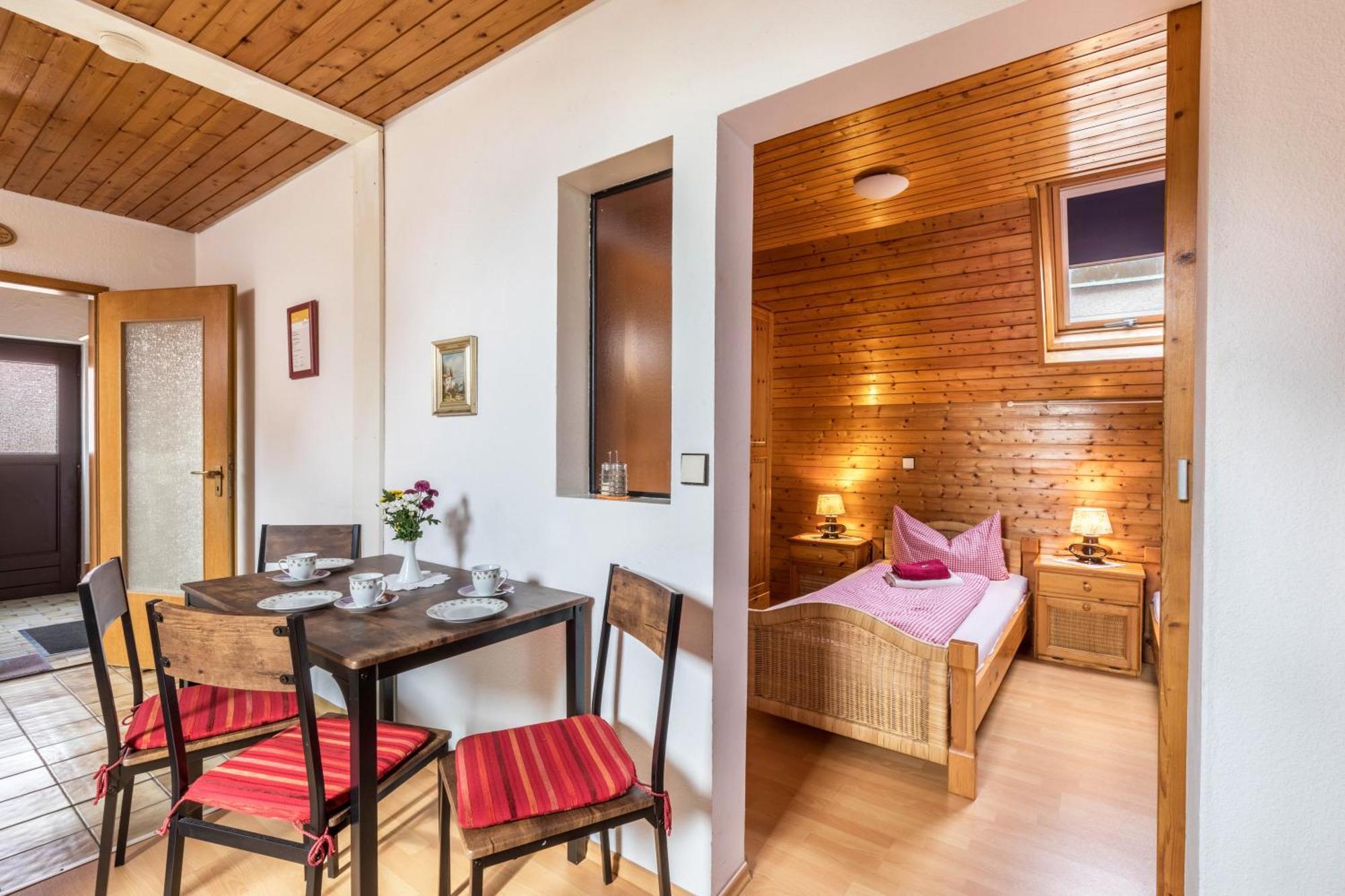 Apartmenthaus Ferienwohnungen Sila Weinstadt Bagian luar foto