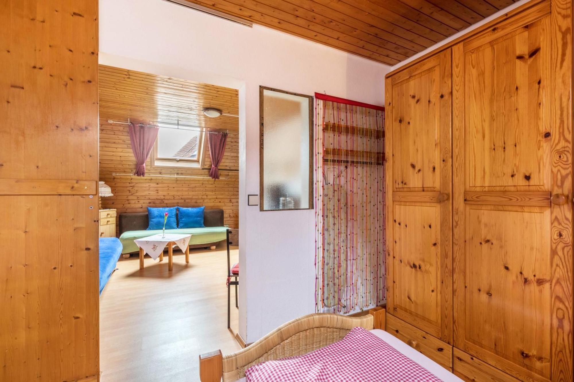Apartmenthaus Ferienwohnungen Sila Weinstadt Bagian luar foto