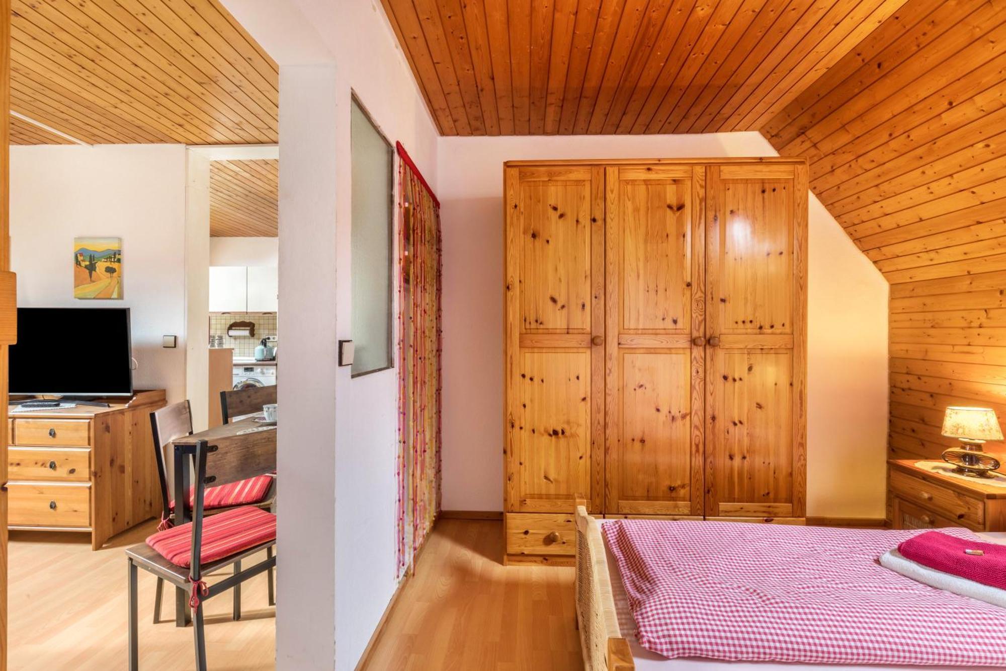 Apartmenthaus Ferienwohnungen Sila Weinstadt Bagian luar foto
